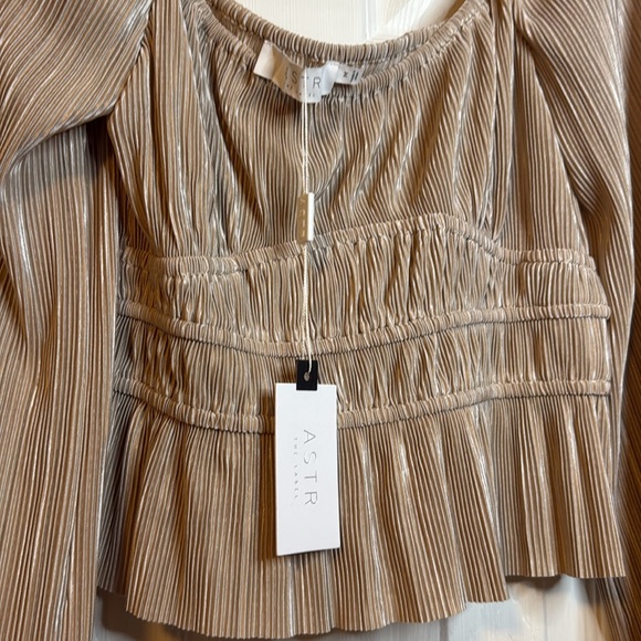 Astr The Label Ziva Pleated Balloon-Sleeve Top, Pearl color - Picture 4 of 7